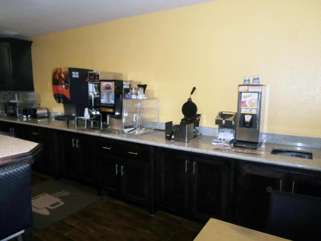 Americas Best Value Inn & Suites Thief River Falls Extérieur photo
